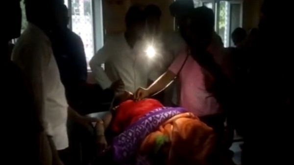 यूपी में चरमराती स्वास्थ्य व्यवस्था! लाइट जाने के बाद अस्पताल में टॉर्च की रोशनी में इलाज करते दिखे डॉक्टर