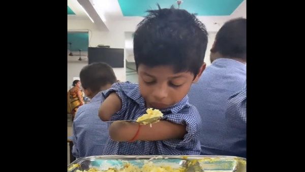 बिना हाथ के खाना खाते इस बच्चे ने सभी को रूलाया, वीडियो देख लोग बोले- जिंदगी सब सिखा देती है