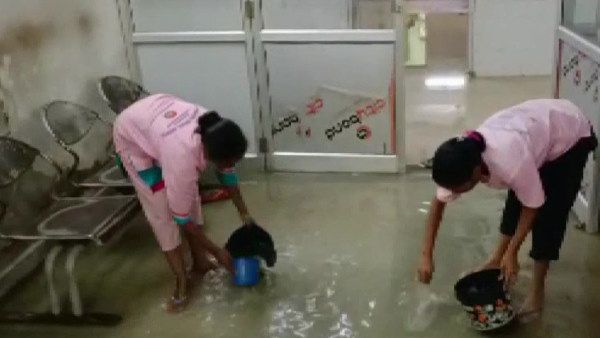 झारखंड के MGM अस्पताल में घुसा बारिश का पानी, मरीजों को छोड़ पानी निकालने में लगा स्टाफ