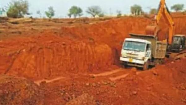 Bhopal News : खनिज माफिया ने खोद डाला 15 एकड़ से ज्यादा का पहाड़, करोड़ों रुपए की मुरम निकाली