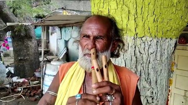 Video : अनोखी कला कर देगी हैरान, मुंह से नहीं बल्कि नाक से बांसुरी बजा रहा इंसान