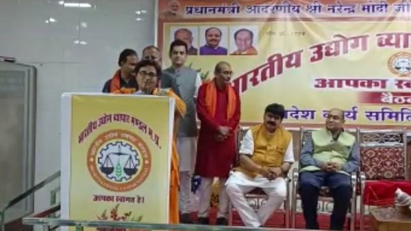 भोपाल सांसद के गोद लिए हुए गांव में लोग बेच देते हैं अपनी बेटियां, साध्वी प्रज्ञा सिंह ठाकुर का बड़ा बयान
