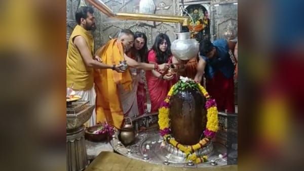 उज्जैन : महाकाल शरण में TV स्टार्स, एकता कपूर ने रिद्धिमा डोगरा के साथ किया पूजन