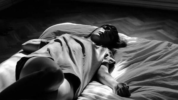 सोते समय लड़की के प्राइवेट पार्ट छूता था भूत!, CCTV ने किया 'काले साए' को बेनकाब