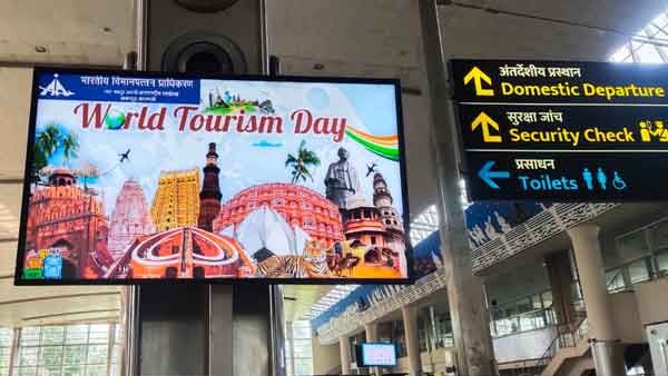 World Tourism Day : वाराणसी एयरपोर्ट पर International Flights का इंतजार, 3 साल में यात्रियों की संख्या हुई आधी