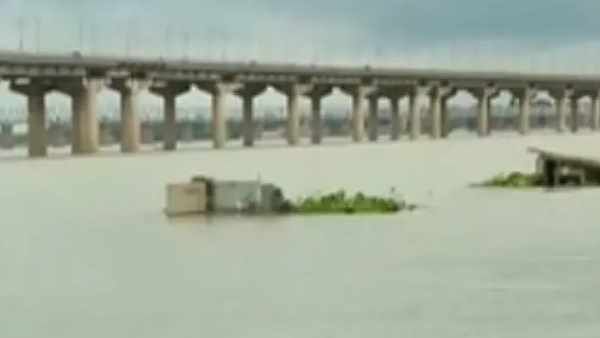 दिल्ली: खतरे के निशान के करीब पहुंचा यमुना का जलस्तर, निचले इलाकों में बाढ़ जैसे हालात