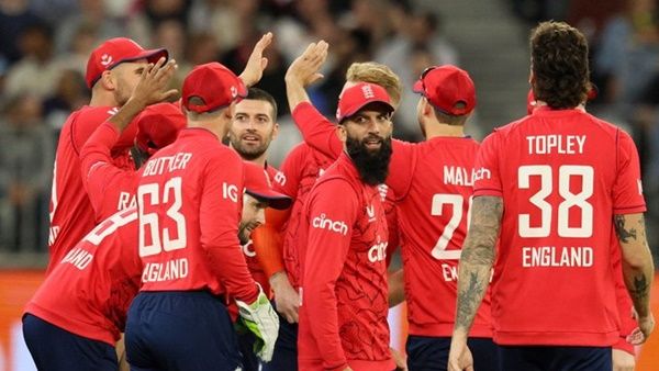 AUS vs ENG, 1st T20: रोमांचक मुकाबले में इंग्लैंड से हारा ऑस्ट्रेलिया, मैच में बने कुल 408 रन