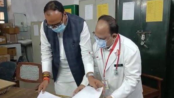 Barabanki: डिप्टी CM ब्रजेश पाठक पहुंचे जिला अस्पताल, भोजन ठीक न मिलने पर कैंटीन पर की कार्रवाई