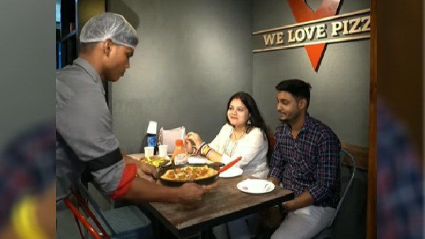 Video: इस कपल को हर महीने मिलेगा फ्री पिज्जा, रेस्टोरेंट ने सोशल मीडिया पर की घोषणा, जानें पूरा मामला