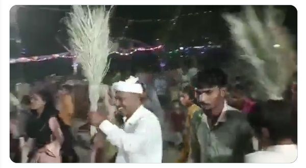 Garba dance video: आम आदमी पार्टी के समर्थकों ने गुजरात में पहली बार झाड़ू के साथ कराया गरबा, देखिए