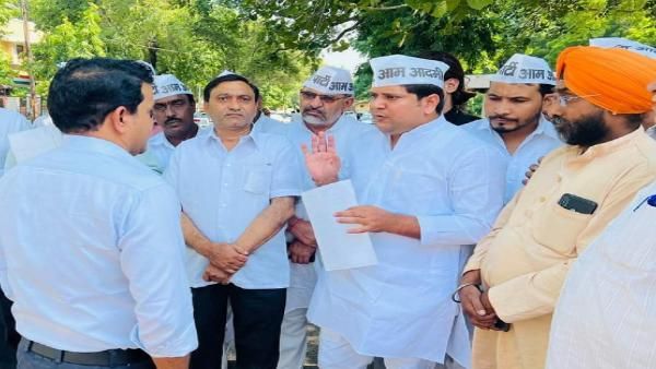 UP News: गन्ना किसानों के समर्थन में उतरी AAP, मिल मालिकों को दिया बकाया भुगतान का अल्टीमेटम