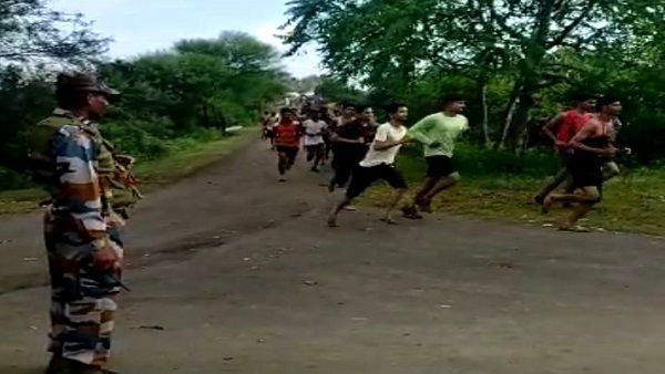 Agniveer Bharti Rally: जोरदार बारिश से मैदान, ट्रैक खराब हुआ तो सड़क पर दौड़ लगाकर दी परीक्षा