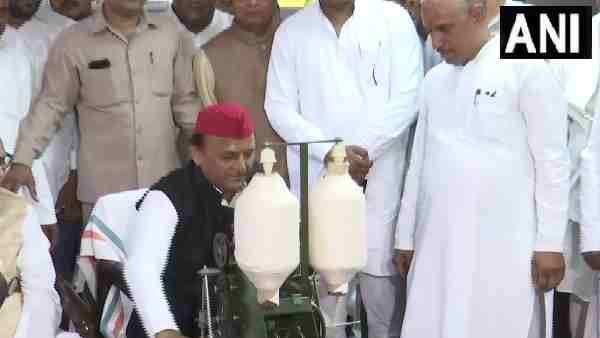 गांधी आश्रम में अखिलेश यादव ने चलाया चरखा, बोले- 'आजादी की लड़ाई में उनकी थी सबसे बड़ी भूमिका'