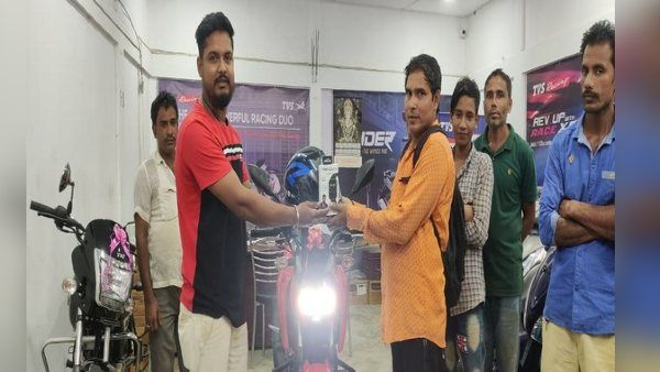 सिक्कों से भरी बोरी लेकर बाइक खरीदने पहुंचा शख्स, शोरूम कर्मचारी हो गए हैरान, फिर जानें क्या हुआ?