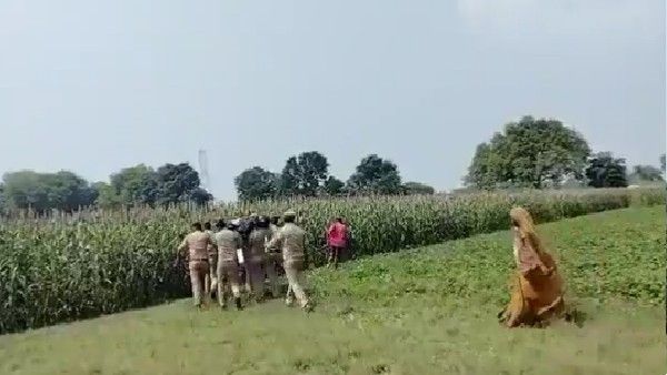 औरैया की घटना पर कांग्रेस का दावा-लड़की का शव लेकर भागी पुलिस, Video किया शेयर