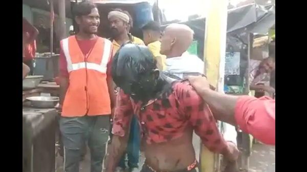 UP : Toilet सीट चोरी के आरोप में BJP नेता ने दलित युवक को खंभे से बांधकर पीटा, मुंह पर पोती कालिख