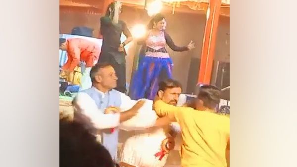 कानपुर में छठ महोत्सव के दौरान मंच पर लगे बार-बालाओं के ठुमके, सोशल मीडिया पर वीडियो हुआ वायरल