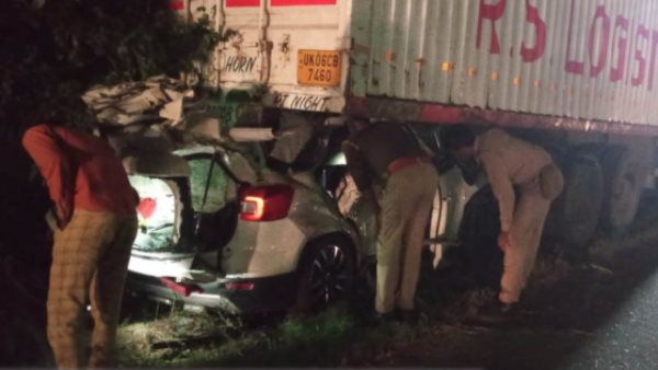 बस्ती में सड़क हादसे में 5 लोगों की मौत, दिवाली मनाने गांव जा रहा था परिवार