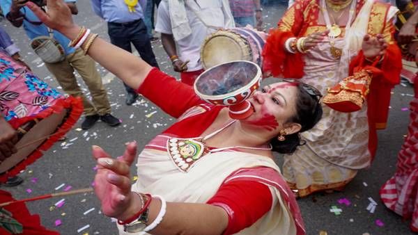 Jabalpur News: जलते अंगारों की धूप खप्पर आरती, मां दुर्गा की विदाई में बंगाल के ‘सिंदूर खेला’ की रस्म