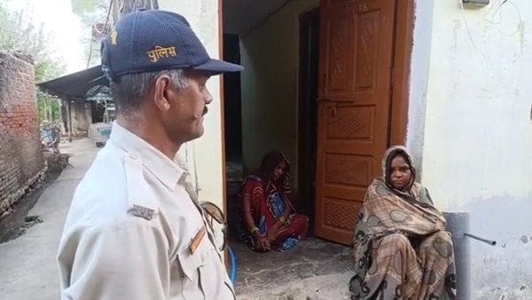 Bhind news: दरवाजे पर पुलिस का पहरा फिर भी घर मे कैद है दलित परिवार