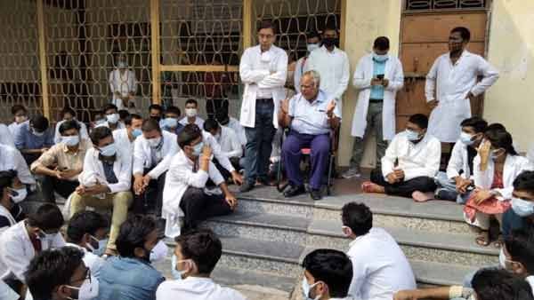 BHU के छात्रों ने क्षारसूत्र चिकित्सा केंद्र में लगाया ताला, सीट बढ़ाने की मांग पर अड़े