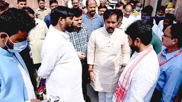 Bhadohi fire: धार्मिक आयोजनों के लिए CM योगी ने जारी किए सख्त निर्देश, घायलों से मिलने पहुंचे कैबिनेट मंत्री