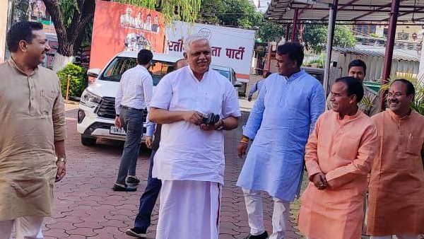 CM धामी के दून पहुंचते ही थमी कयासबाजी, राष्ट्रीय महामंत्री बीएल संतोष के आते ही फिर चढ़ा दिया सियासी पारा