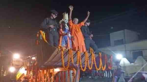 दशहरा झांकी में Bulldozer पर खड़ा हुआ CM Yogi के रूप में, भाजपाइयों ने बुलडोजर बाबा और जय श्रीराम के लगाए नारे