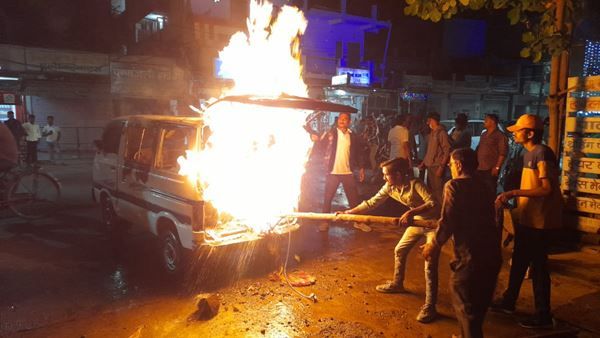 Jabalpur News: सिलेंडर से गैस भरते बन गई बर्निंग वैन, ऐसा लगा जैसा कार में कोई धमाका होने वाला है