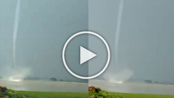 OMG! 'बवंडर' बनकर आसमान में जाने लगा गंगा का पानी, देख कर हैरान रह गए लोग