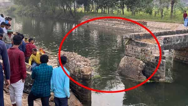 Chandauli : छठ पूजा के दौरान पुल टूटने के चलते नहर में गिरे 12 लोग, पानी कम होने से हादसा टला