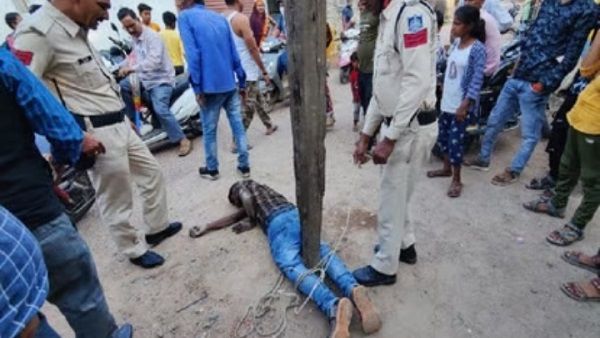 तालिबानी सजाः चोरी के शक में युवक को खंभे से बांधकर बेहोश होने तक पीटा