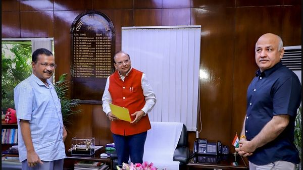 Arvind Kejriwal Vs LG: CM केजरीवाल ने ली चुटकी बोले- थोड़ा चिल करो LG साहब