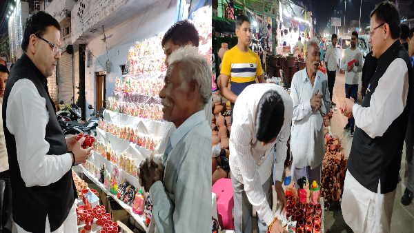 DIWALI 2022: काफिला रोक मिट्टी के दीए खरीदने पहुंचे सीएम धामी, वोकल फॉर लोकल का दिया संदेश
