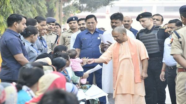 CM Yogi ने जनता दरबार में सुनी फरियादियों की समस्याएं