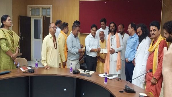 Mahakal Lok Corridor : कलेक्टर क्यों बांट रहे संत, महात्माओं और पुरोहितों को पीले चावल, जानिए वजह