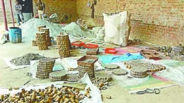Rajnandgaon: खेत में चल रही थी अवैध पटाखा फैक्ट्री, पुलिस ने किया सील, बड़ी मात्रा में बम, बारूद जप्त