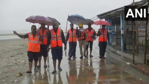 Cyclone Sitrang: वेस्ट बंगाल के समुद्र तट पर जाने से रोक, एडवाइजारी जारी करते हुए दुकानें कराई गई बंद