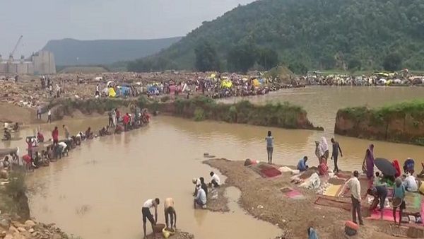 MP: हीरों के लालच में 20 हजार की भीड़ ने पहाड़, जंगल, नदी पर जमाया कब्जा, तलाश रहे हीरे