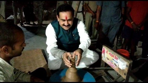 Dr. narottam mishra: इलेक्ट्रिक चाक देख कर बैठ गए गृहमंत्री और बनाने लगे मिट्टी के दिए