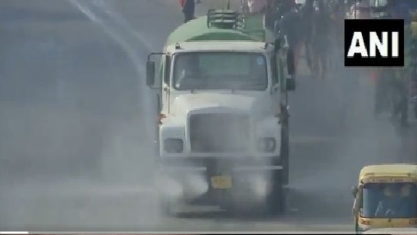 दिवाली पर पटाखों ने बिगाड़ी दिल्ली की हवा, प्रदूषण कम करने के लिए किया जा रहा है पानी का छिड़काव