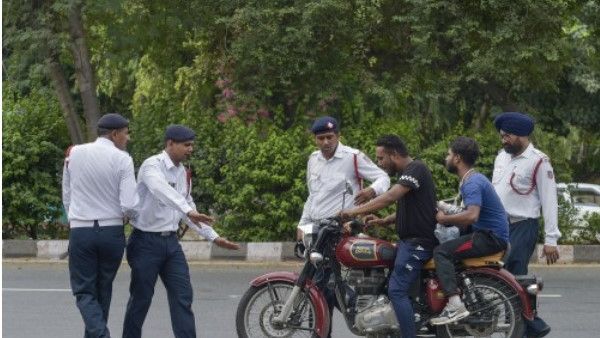 Fact check: क्या अब नगर निगम की सीमाओं में हेलमेट पहनना अनिवार्य नहीं रहा? जानें सच