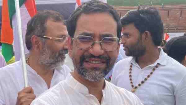 खस्ता हाल सड़कों को देख मां ने सांसद बेटे को फोन पर लगाई फटकार, Dinesh Lal Yadav ने दिया ये आश्वासन