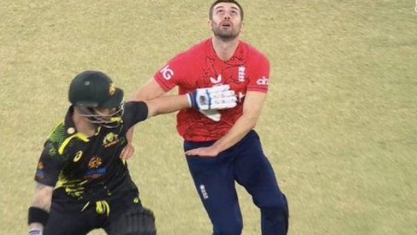 ENG vs AUS: ऑस्ट्रेलिया के बैट्समैन की मैदान पर शर्मनाक हरकत, कैच पकड़ने जा रहे मार्क वुड को दिया धक्का