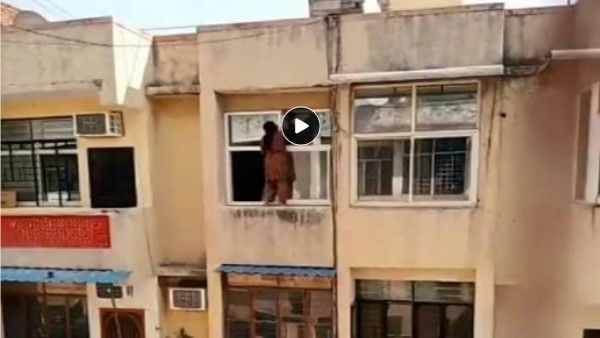 VIDEO: रेलिंग के सहारे लटककर खिड़की साफ करती दिखी महिला, लोग बोले-आंटी के अंदर आ गई स्पाइडरमैन की 'आत्मा'