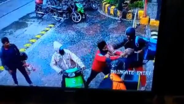 Noida की एक सोसाइटी में सिक्योरिटी गार्ड और फूड डिलीवरी बॉय के बीच चले लाठी-डंडे, दोनों की हुई गिरफ्तारी