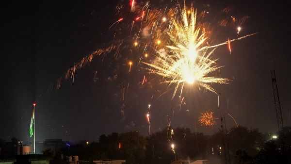 Delhi: आतिशबाजी से नाराज युवक ने 4 लोगों को मारी गोली, गिरफ्तार