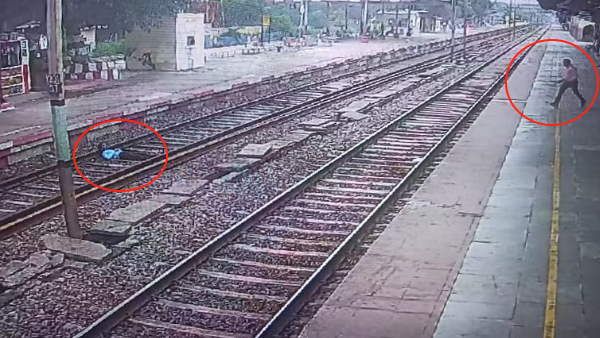 CCTV VIDEO : पिता ने डांटा तो रेल की पटरी पर लेट गया नाराज बेटा, GRP इंस्पेक्टर ने बचाई जान