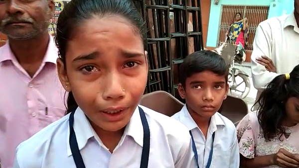 उन्नाव : फीस जमा न होने की वजह से पेपर नहीं देने दिया, बच्चे रोते हुए पहुंचे घर