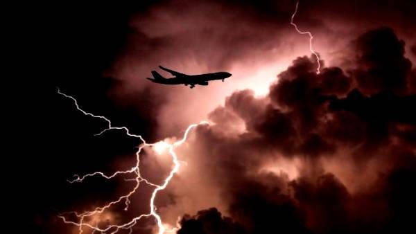 लैंडिंग से पहले क्षतिग्रस्त हुआ विमान! बीच आसमान में अटक गईं सांसें, जानें फिर कैसे बची जान